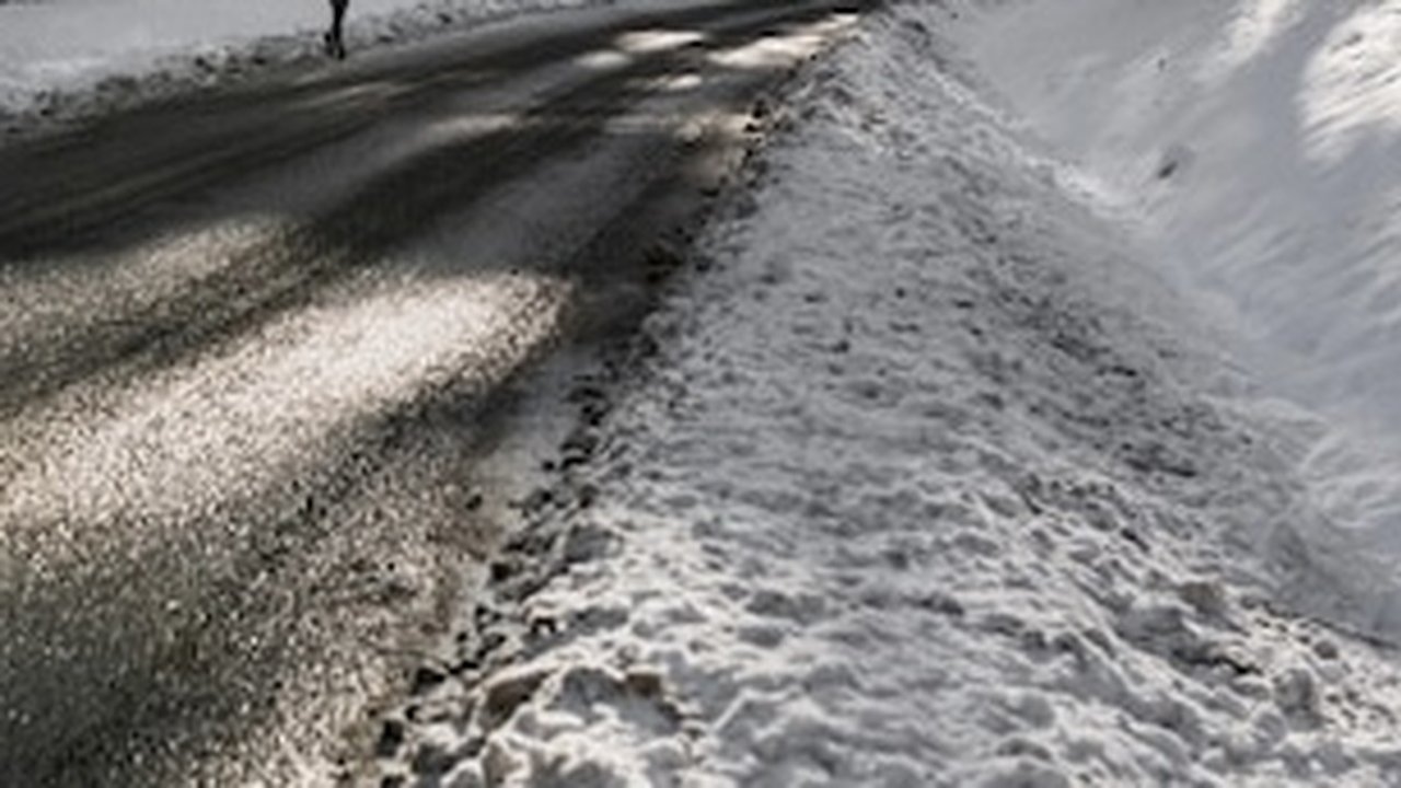 Главная картинка новости: Во Владимирской области готовят машины для уборки снега к зимнему времени