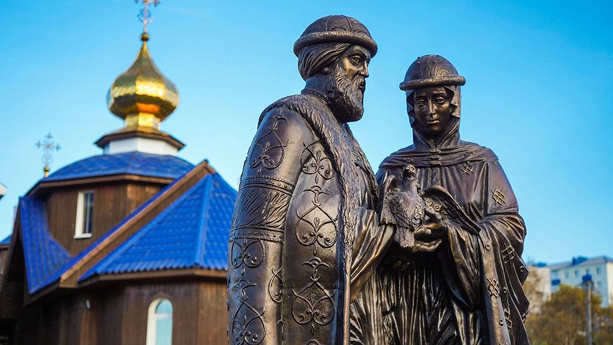 Главная картинка новости: Скульптура Петра и Февронии Муромских появилась на набережной одного из городов Сахалина