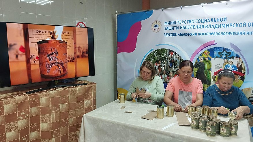 Главная картинка новости: В рамках акции «СВОих не бросаем» жители Болотского интерната сделали окопные свечи
