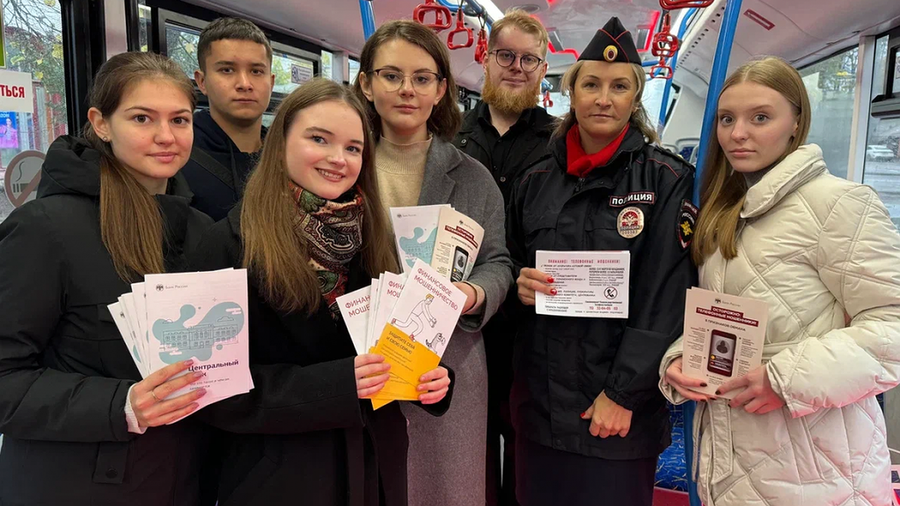 Главная картинка новости: Студенты-юристы ВлГУ провели акцию «Финансовый троллейбус» в общественном транспорте