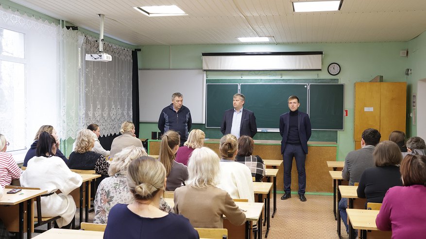 Главная картинка новости: Во Владимирских школах проходят собрания педагогов и родителей по вопросу создания образовательных центров