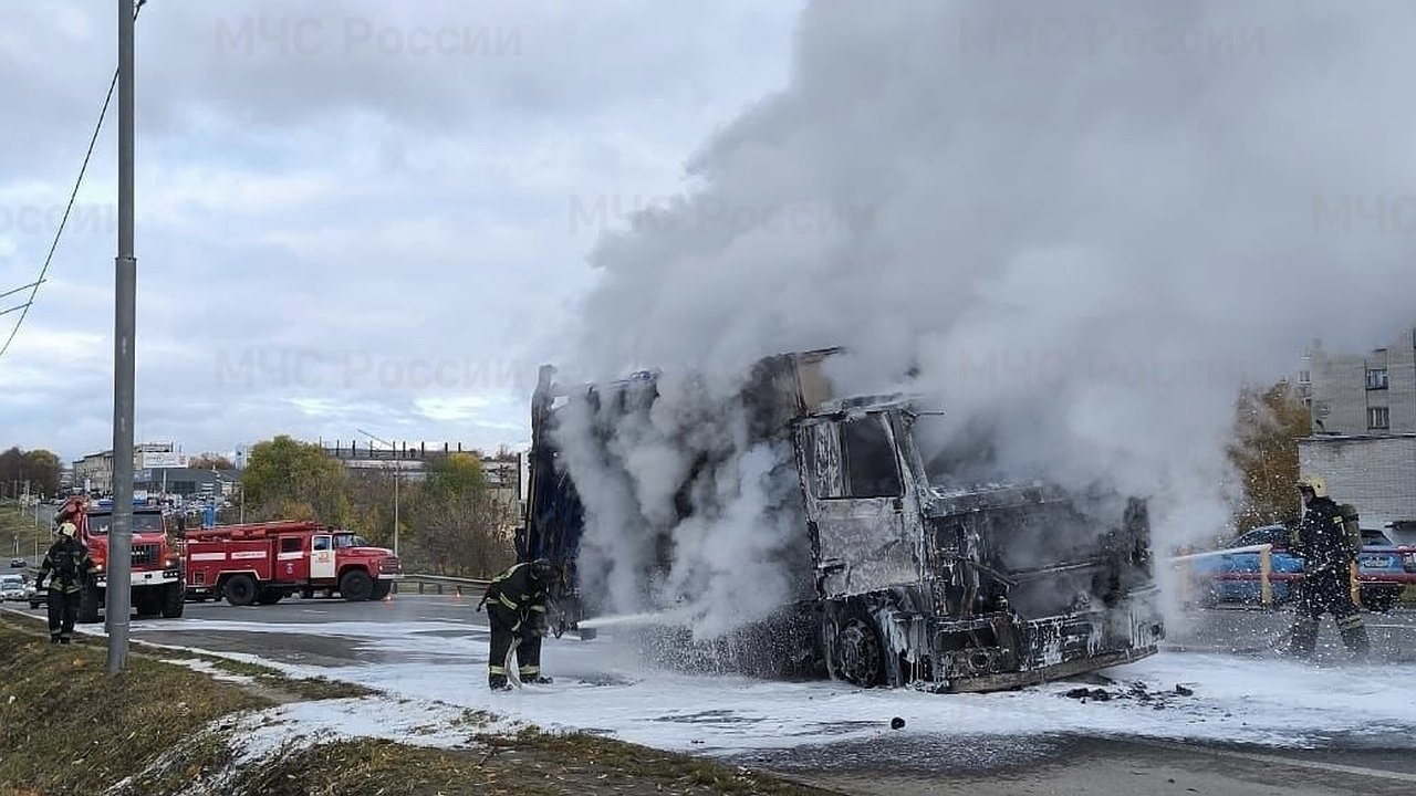 Главная картинка новости: Во Владимире на Тракторной улице воспламенился мусоровоз