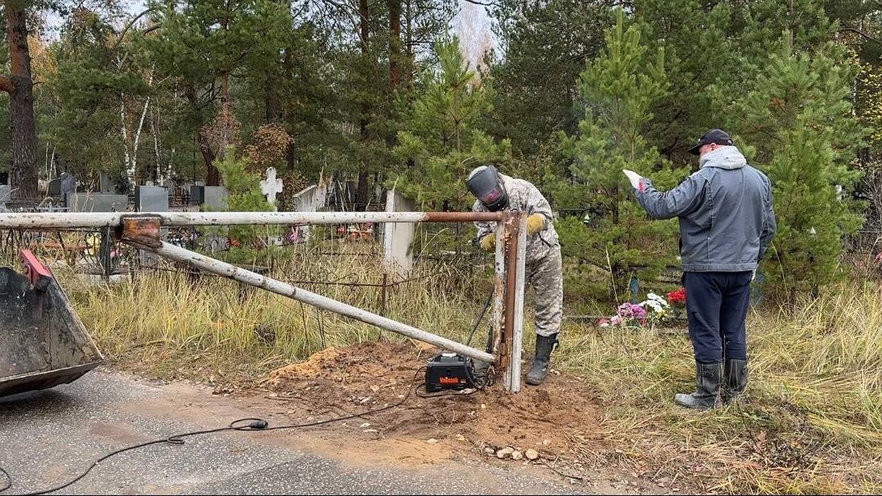 Главная картинка новости: На кладбище в Улыбышево устанавливают шлагбаумы