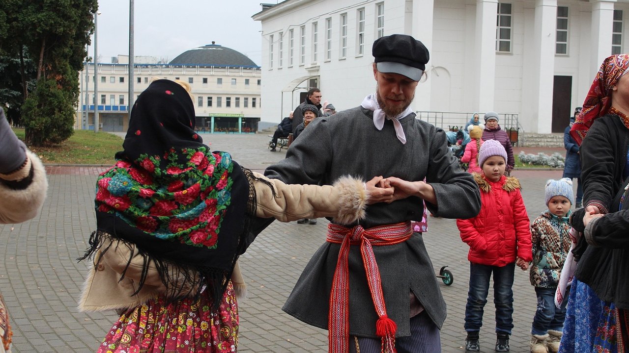 Главная картинка новости: Ко Дню народного единства парки Владимира подготовили праздничную программу