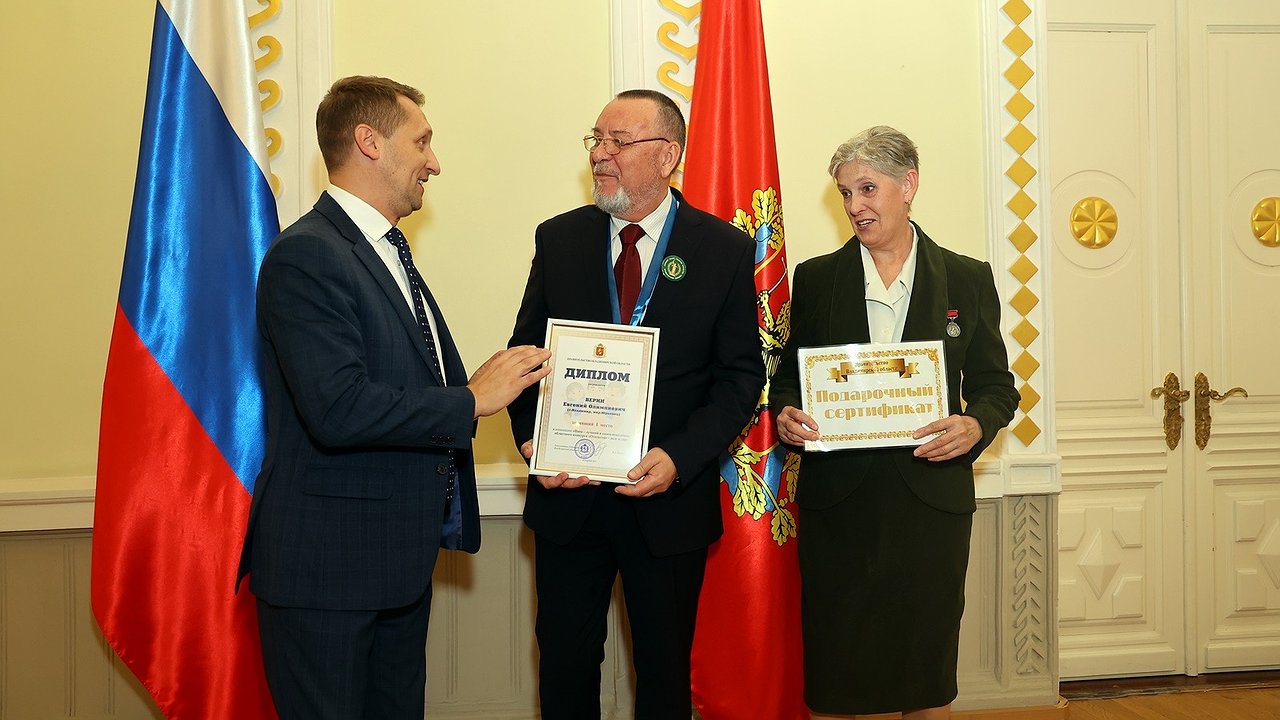 Главная картинка новости: Во Владимире чествовали выдающихся отцов региона, прошедших конкурс «Отцовство — долг и дар»