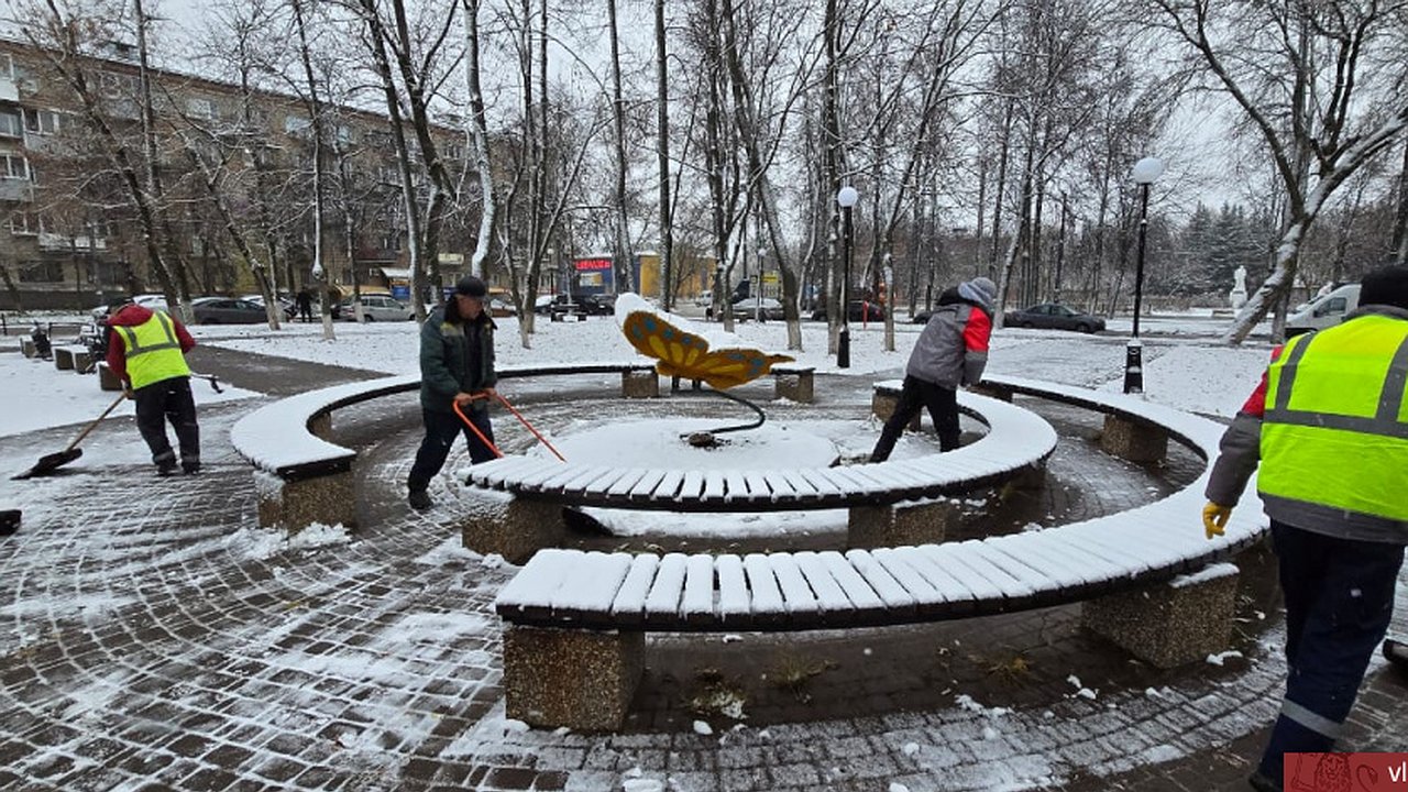 Главная картинка новости: Коммунальные службы Владимира убирают выпавший снег