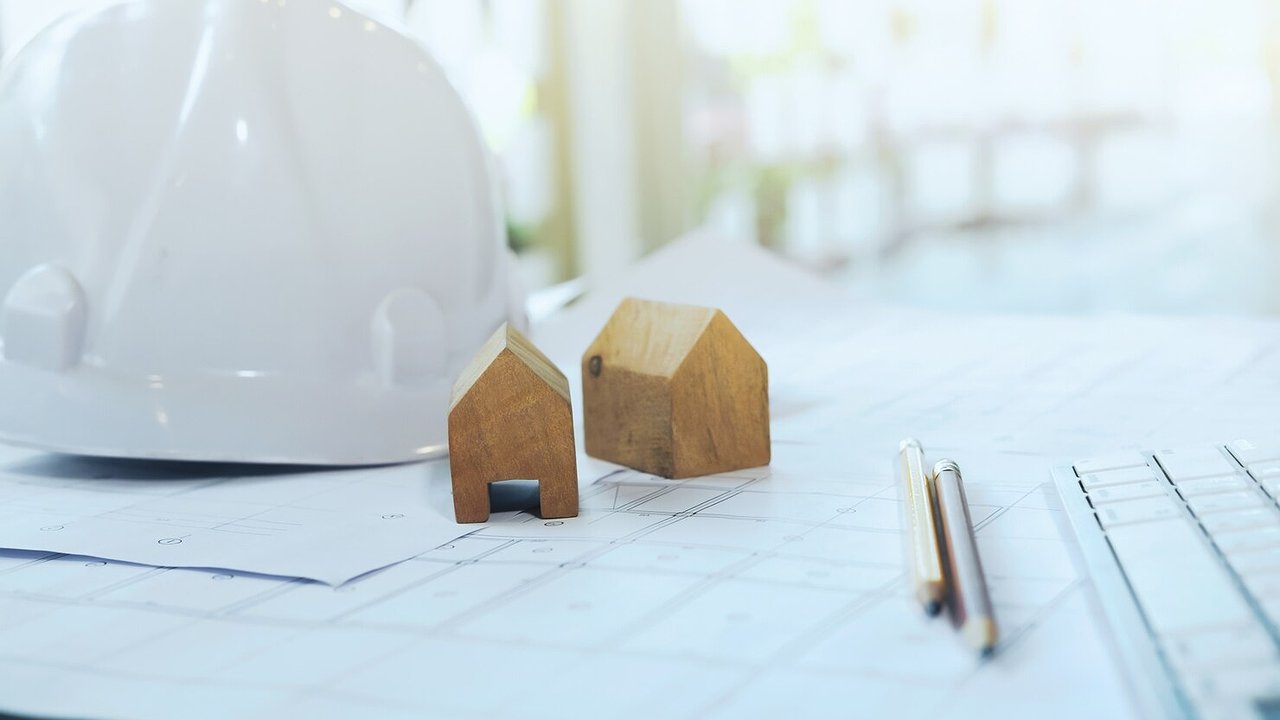 Главная картинка новости: Люди, вложившиеся в долевое строительство дома, не могут поселиться в квартирах