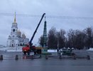 На Соборной площади Владимира началась установка новогодней ели