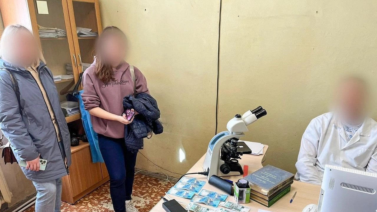 Главная картинка новости: Врач «Красного креста» брал взятки от похоронных агентств