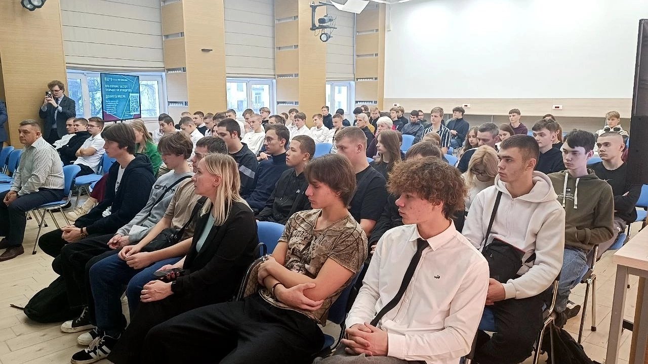 Главная картинка новости: Во Владимире состоялась лекция с чемпионом в рамках федерального образовательного проекта «Знание. Спорт»