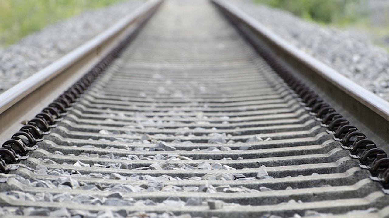 Главная картинка новости: Во Владимирской области поезд насмерть сбил пожилую женщину