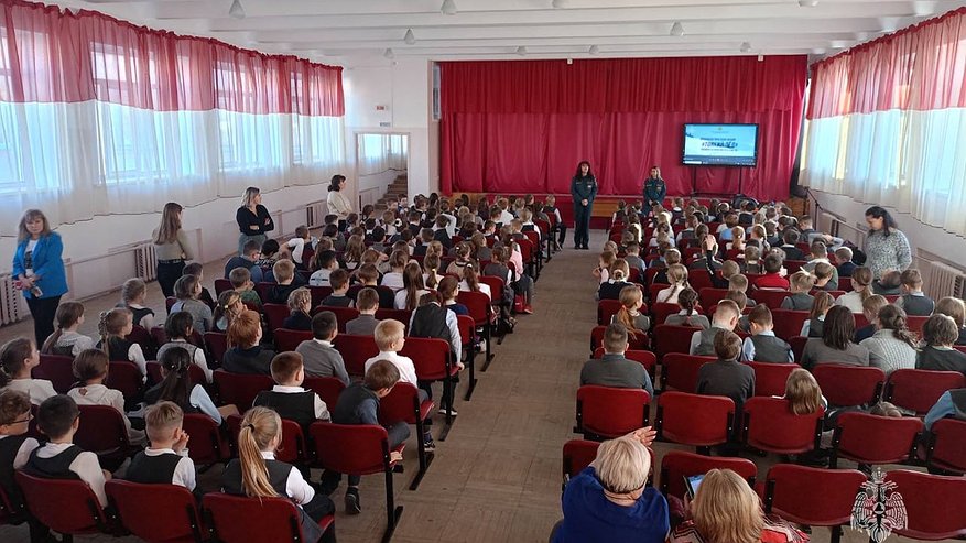 Главная картинка новости: Более 2200 детей и подростков обучились основам безопасного поведения на льду