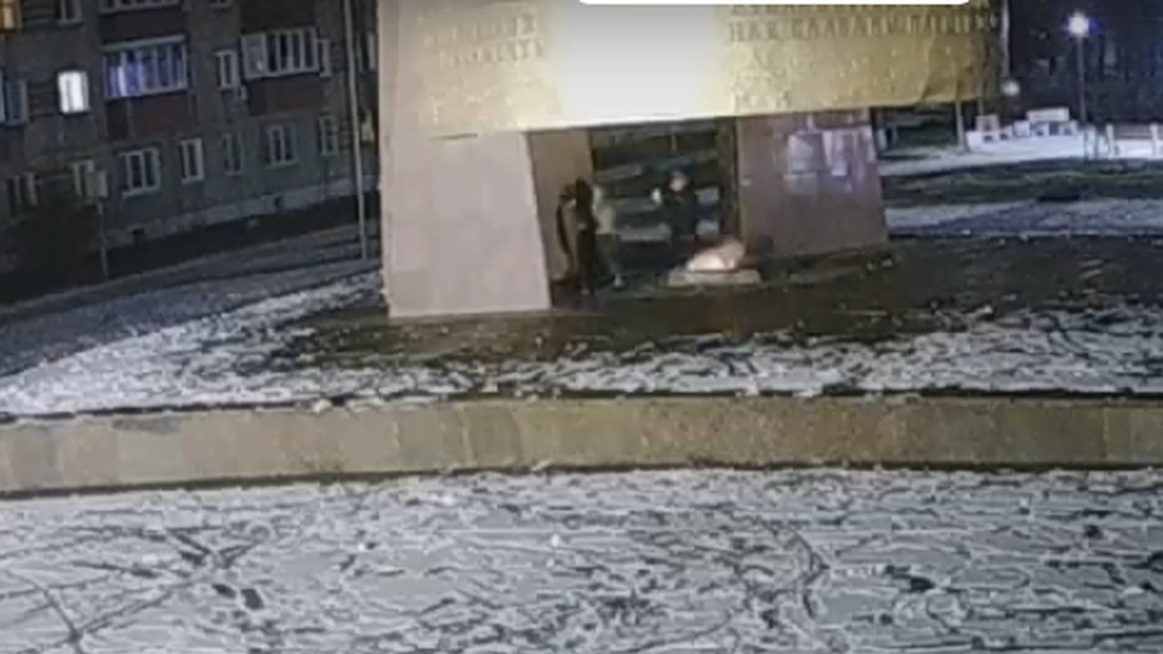 Главная картинка новости: В Коврове подростки потушили Вечный огонь