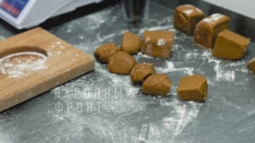 Главная картинка новости: Народный фронт и Дом пряника презентовали «Пряник Победы»