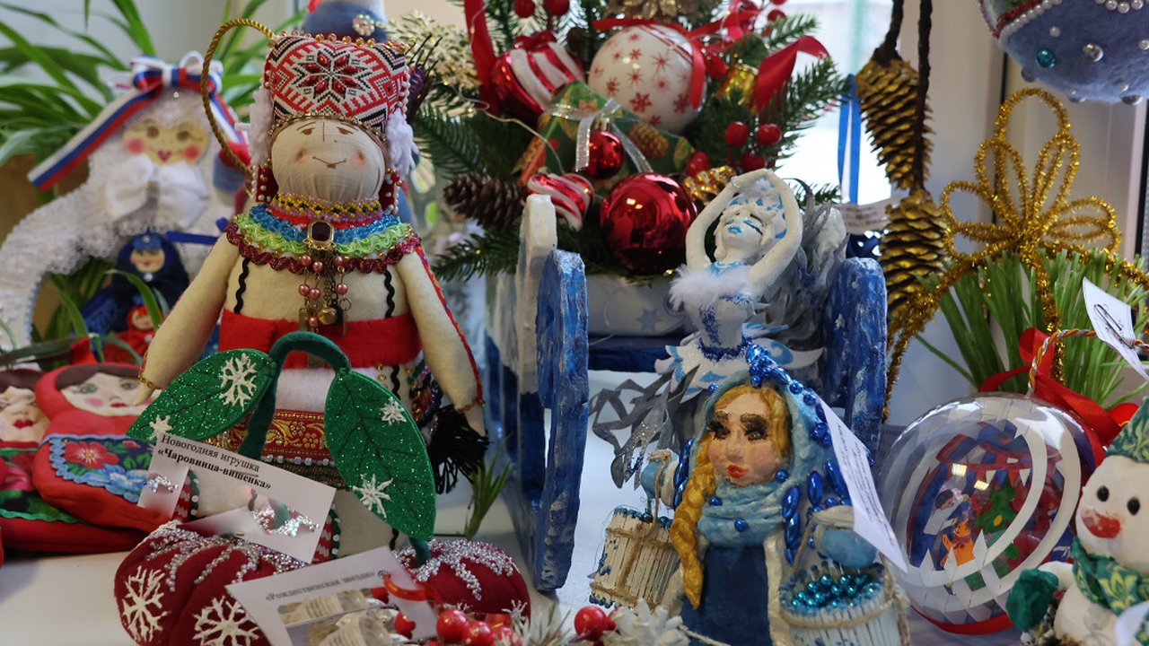 Главная картинка новости: Владимирскую межнациональную елку украсят более 200 работ