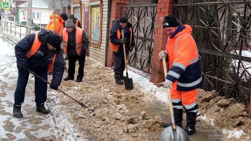 Главная картинка новости: Во Владимире продолжается борьба с гололёдом и наледью на улицах
