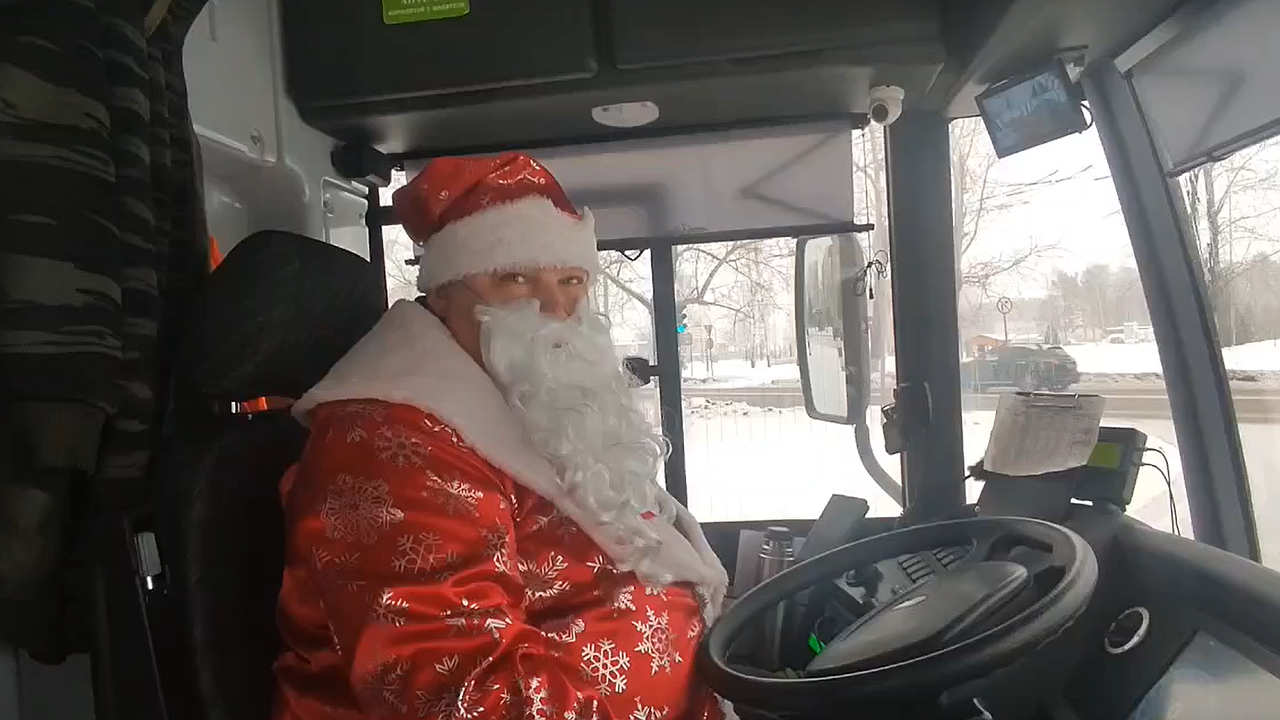 Главная картинка новости: Водители троллейбусов из Коврова радуют пассажиров новогодними костюмами