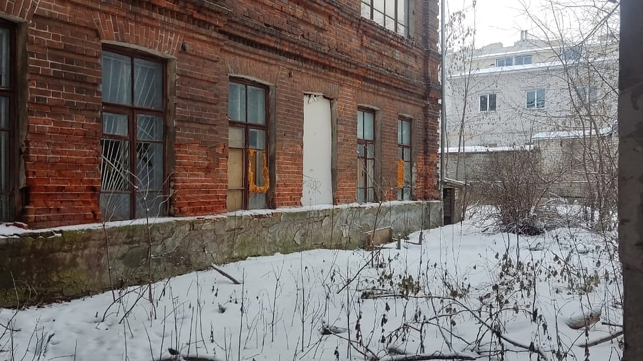 Главная картинка новости: Опасное заброшенное здание в Муроме закрыли по требованию прокуратуры