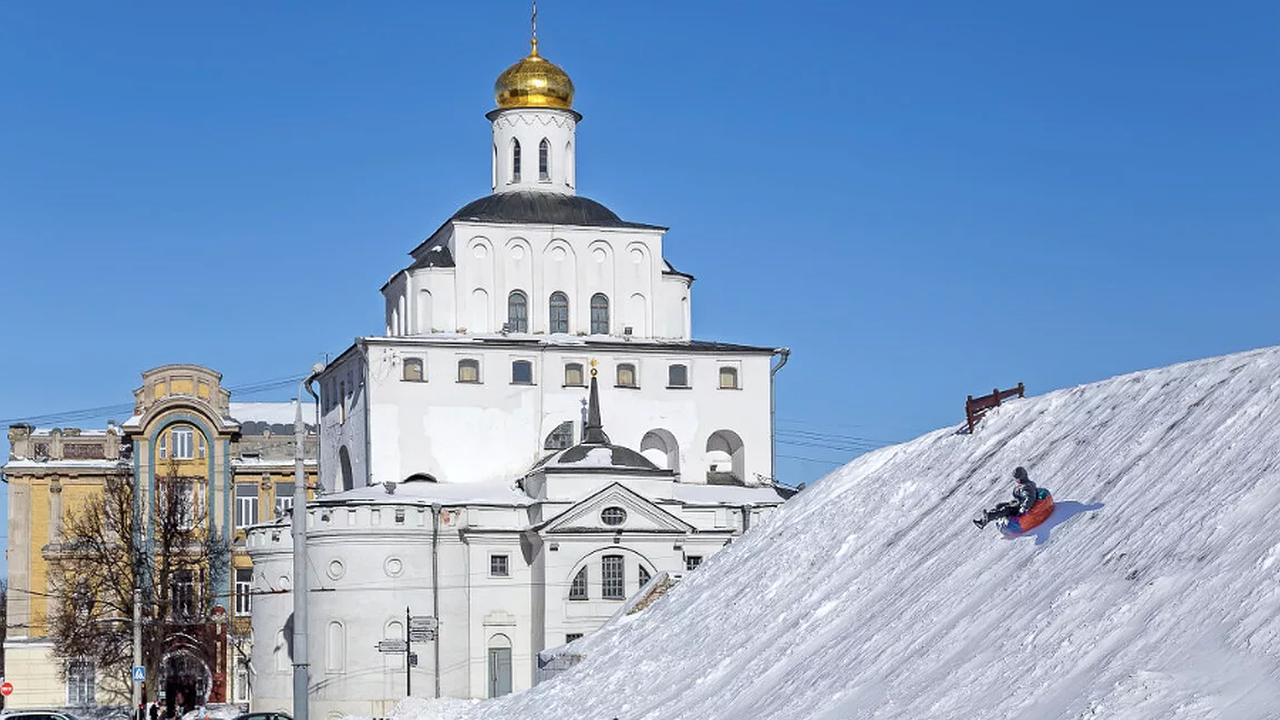 Главная картинка новости: Ребёнок пострадал при катании с горки у Золотых ворот во Владимире