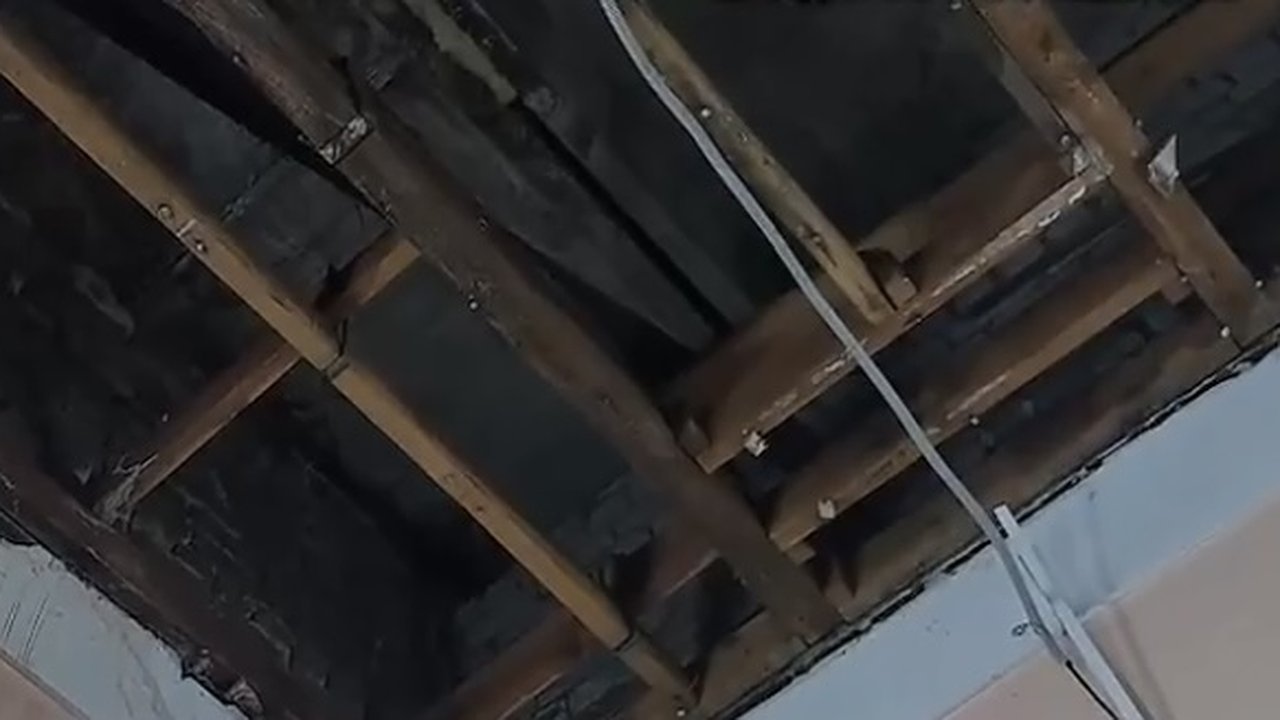 Главная картинка новости: Во Владимирской области волонтеры плетут сети для СВО под поврежденной крышей