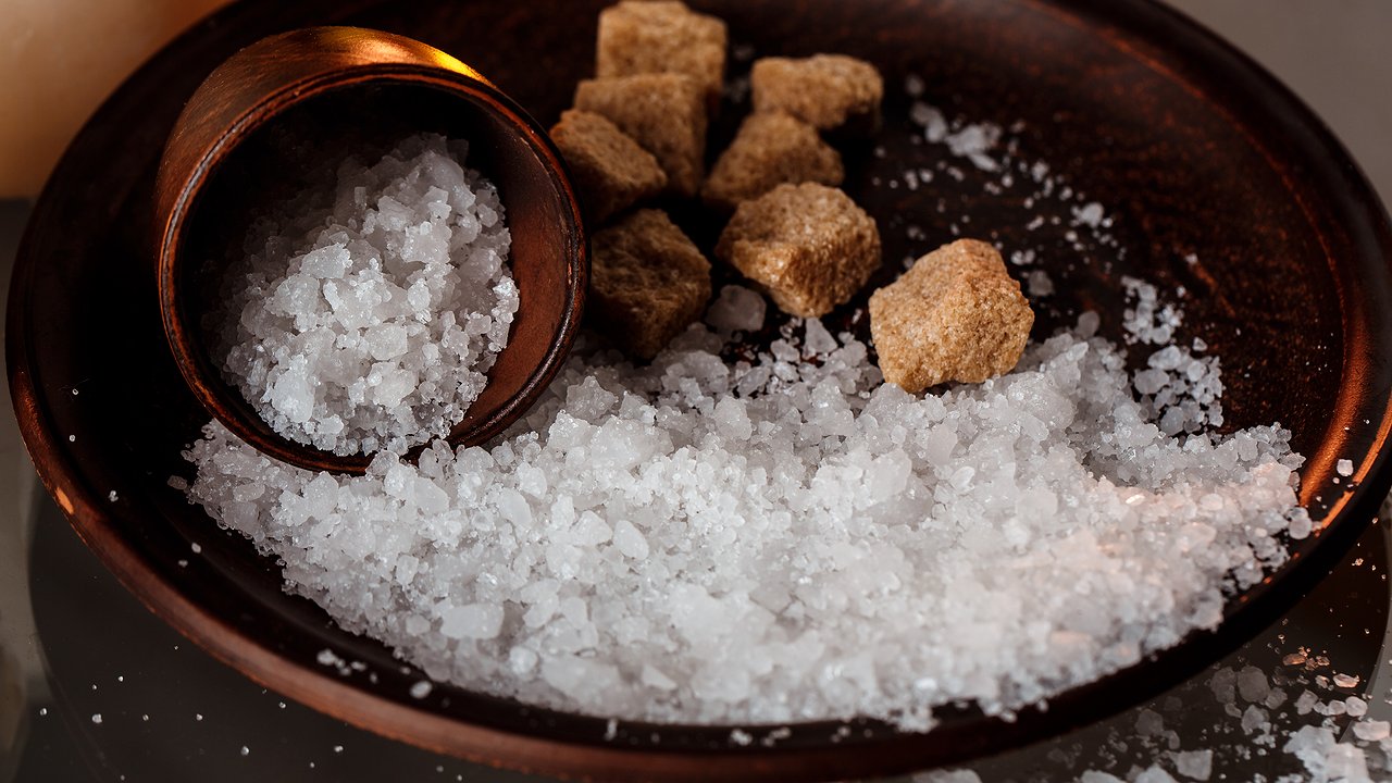 Главная картинка новости: Рассыпьте соль у порога и живите спокойно: совет от наших предков актуален и сегодня