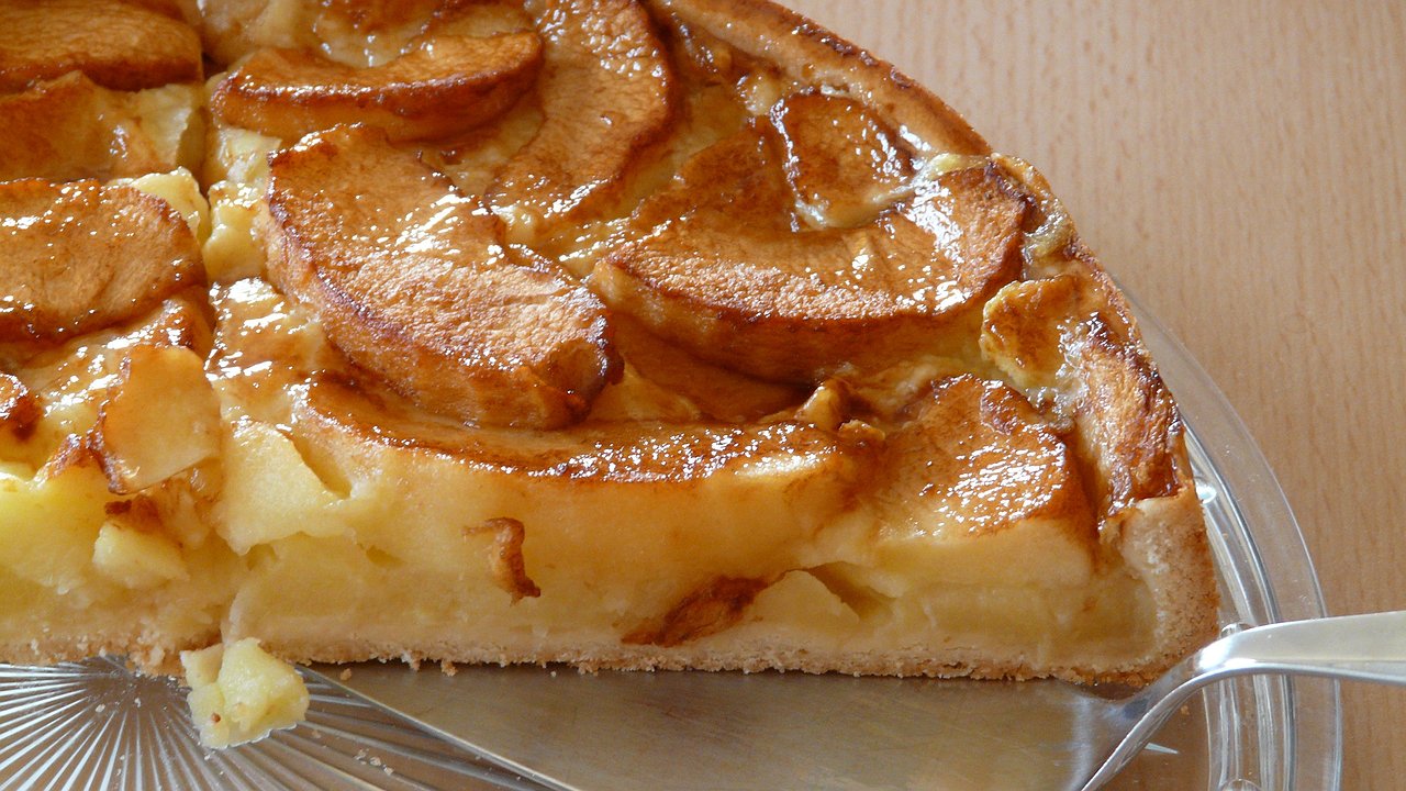 Главная картинка новости: Замешиваем за 5 минут и получается ароматный яблочный пирог: семья съедает до того, как успеет остыть