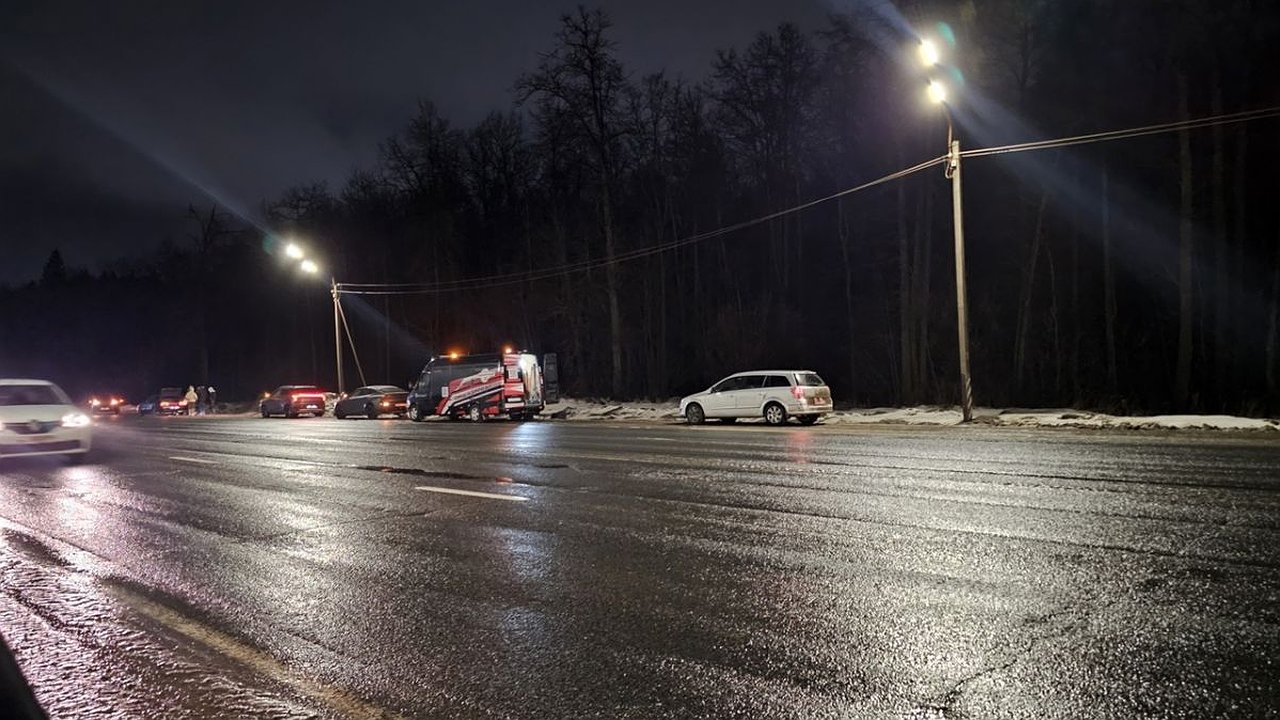 Главная картинка новости: В Юрьевце сразу десять автомобилей сильно повредили колеса на трассе М-7