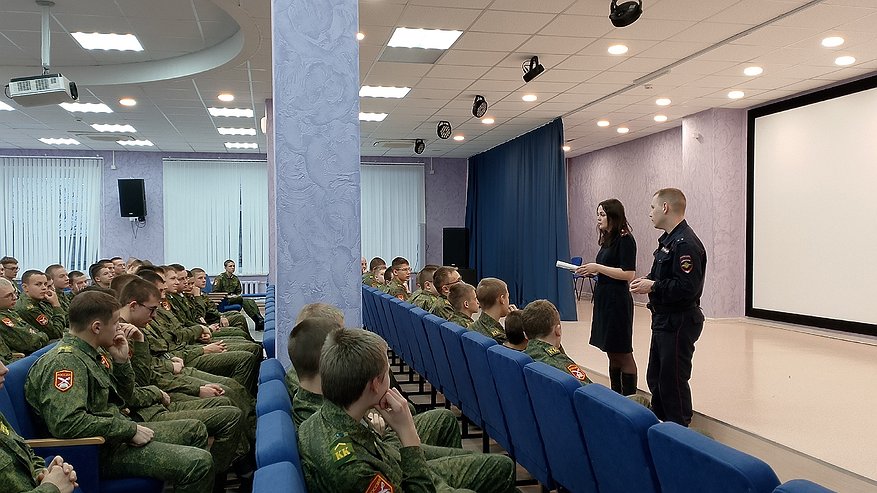 Главная картинка новости: В Радужном кадеты пообщались с инспекторами по делам несовершеннолетних