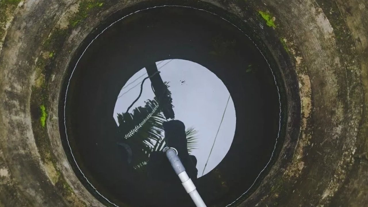 Главная картинка новости: Выгребную яму не откачиваю — больше не переполняется: сосед подсказал хитрость — конец мучениям и тратам