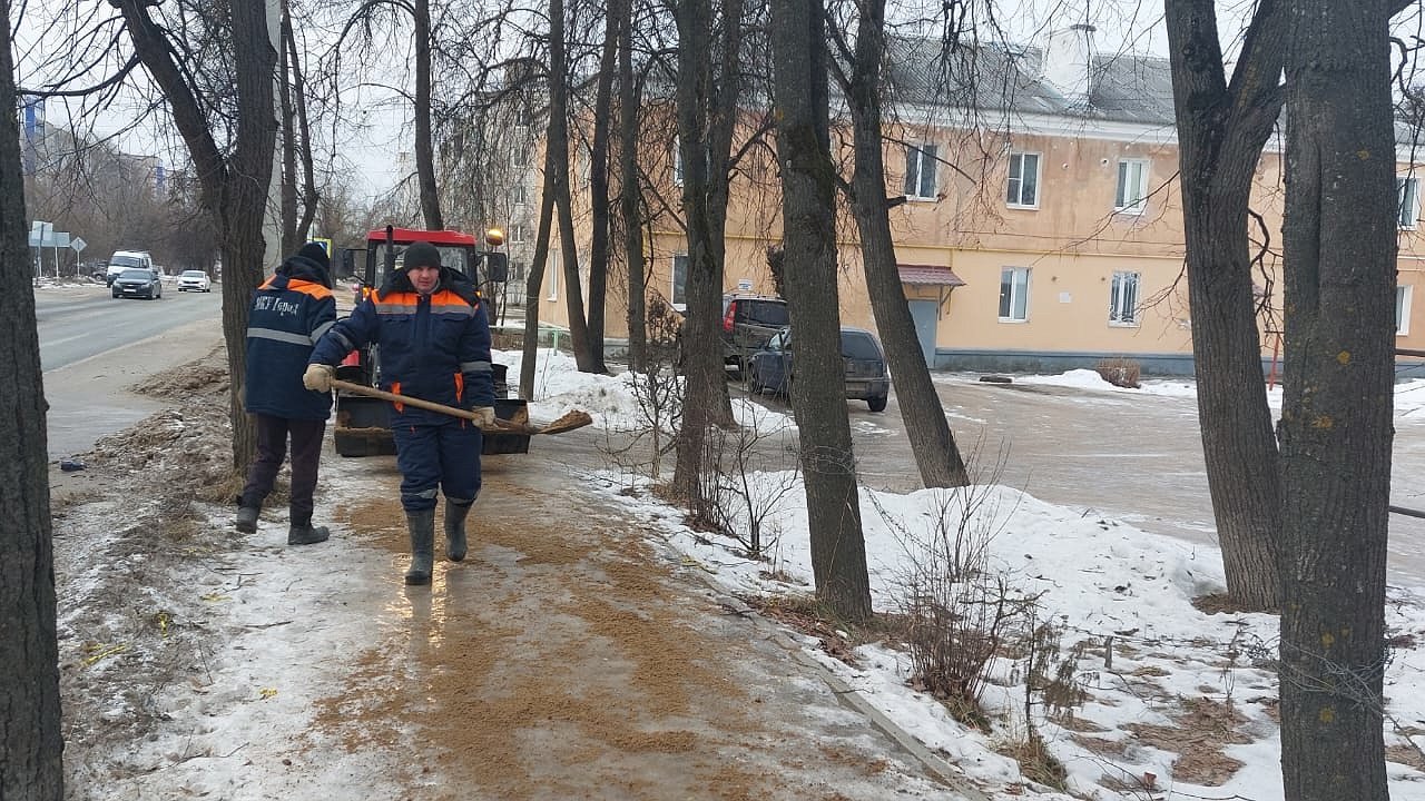 Главная картинка новости: В Коврове продолжается борьба с гололедом: жители просят ускорить работы