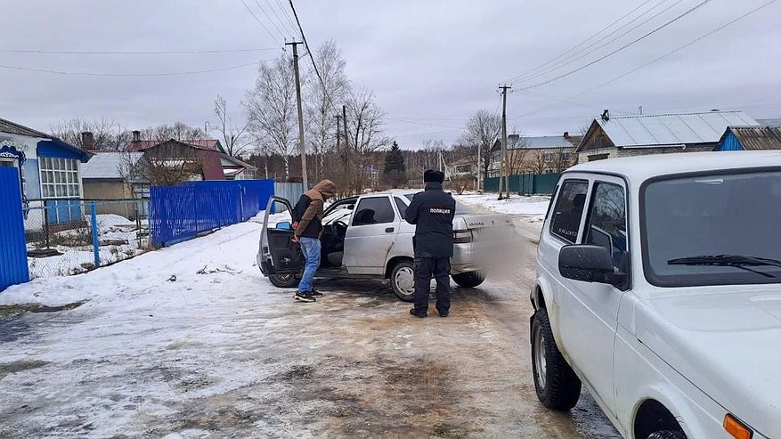 Главная картинка новости: 19-летний житель Гусь-Хрустального района дважды сбил полицейского на машине