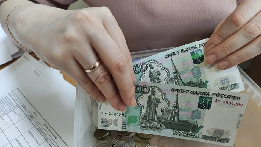 Главная картинка новости: 17% владимирцев тратят первую зарплату на одежду и обувь
