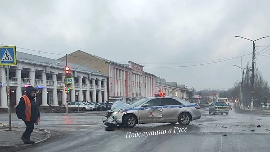 Главная картинка новости: В Гусь-Хрустальном столкнулись легковушка и автомобиль ДПС