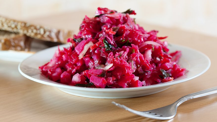 Главная картинка новости: Вкусный салат со свеклой: домашних от него за уши не оттащить — делается легко и быстро