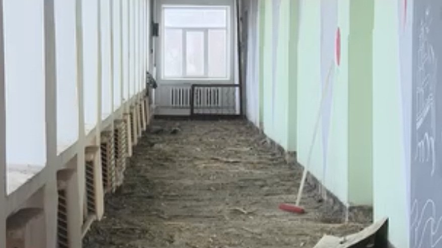 Главная картинка новости: В поселке Мирный Камешковского района начали ремонт средней школы