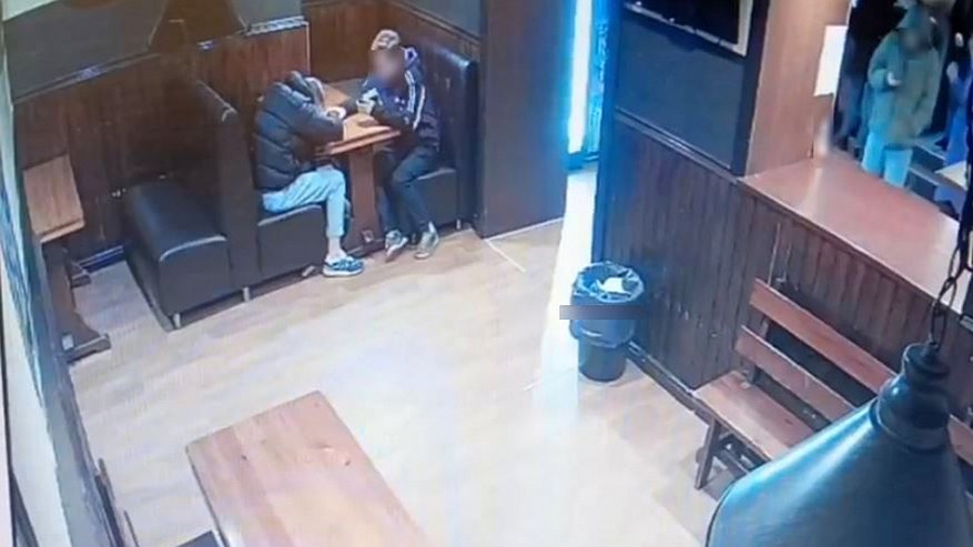 Главная картинка новости: Во Владимире задержали подозреваемого в краже смартфона у спящего посетителя бара