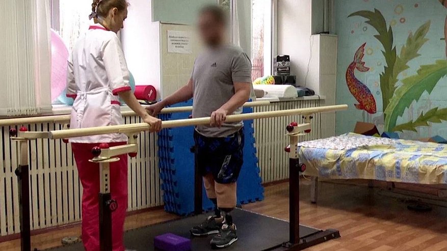 Главная картинка новости: Во Владимирской области бойцу СВО помогают заново учиться ходить