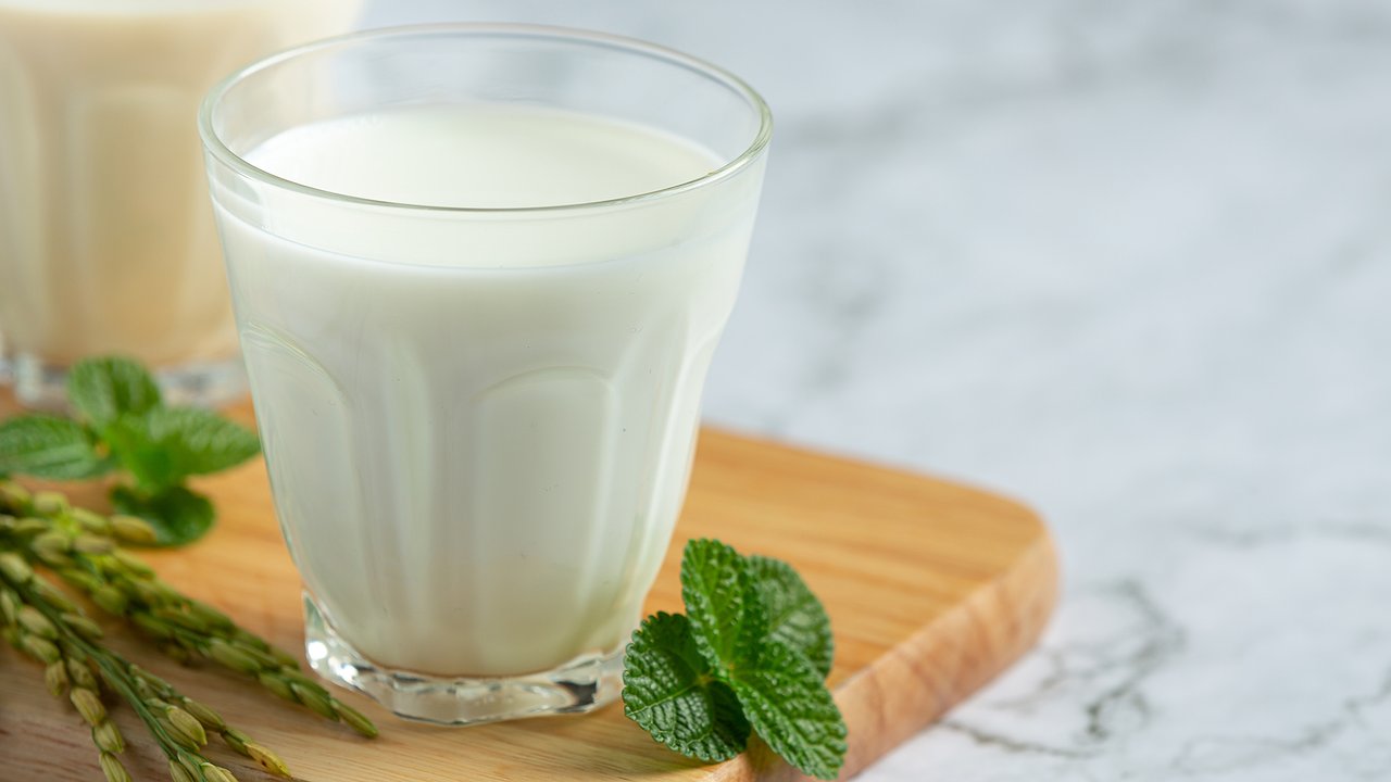 Главная картинка новости: Заморозьте кефир на 24 часа —получите деликатес для намазки и чудесный ингредиент для блинчиков: необычный кулинарный лайфхак