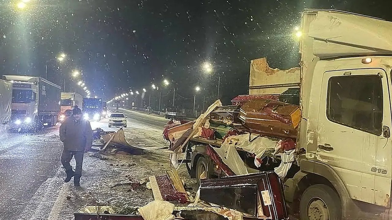 Главная картинка новости: Несколько гробов с телами вывалились из грузовика в результате аварии на М-7 в районе Вязников