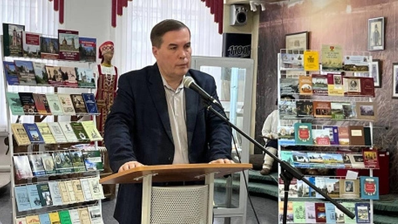 Главная картинка новости: В Камешковском районе открылась выставка краеведческих книг «Потомству в пример!»