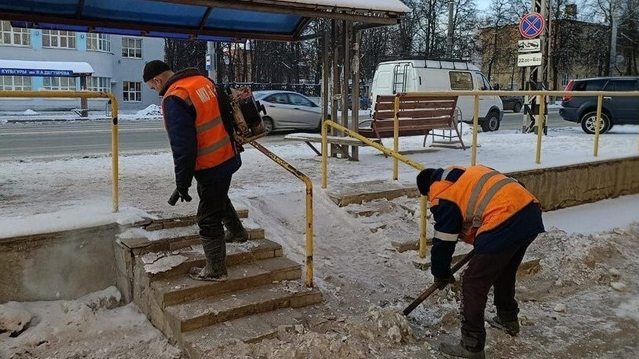 Главная картинка новости: Ночью в Коврове проверили механизированную уборку тротуаров