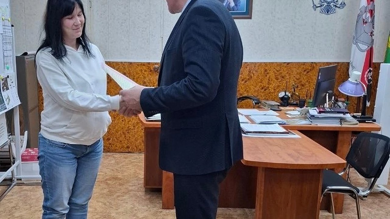 Главная картинка новости: Две семьи из Камешковского района получили сертификаты на приобретение жилья