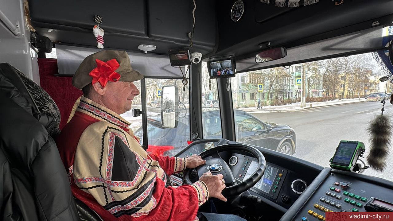 Главная картинка новости: Во Владимире празднично оформили троллейбус к Масленице