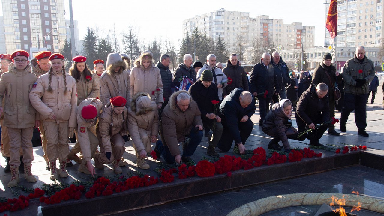 Главная картинка новости: Во Владимире состоялось торжественное возложение цветов к Вечному огню