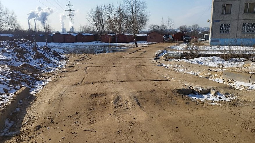 Главная картинка новости: Дороги в одном из дворов Владимира уничтожаются строительной техникой