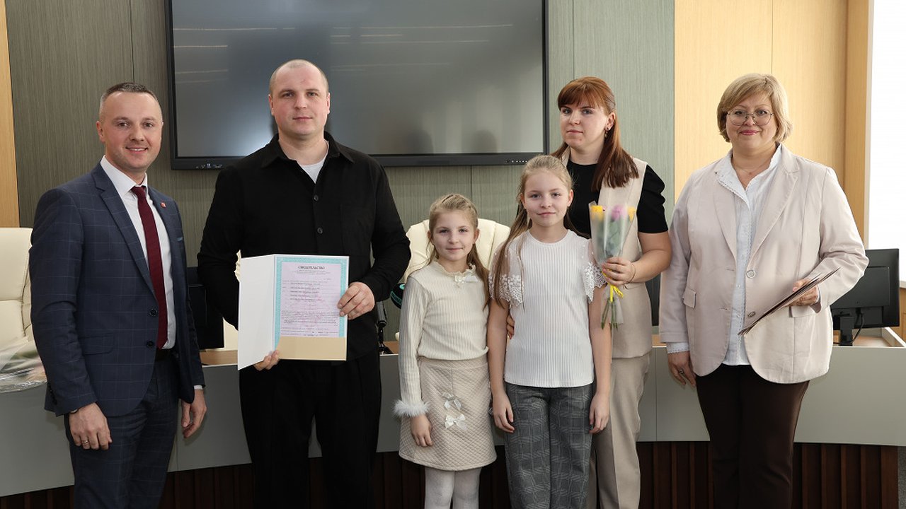 Главная картинка новости: 13 молодых семей во Владимире получили жилищные сертификаты