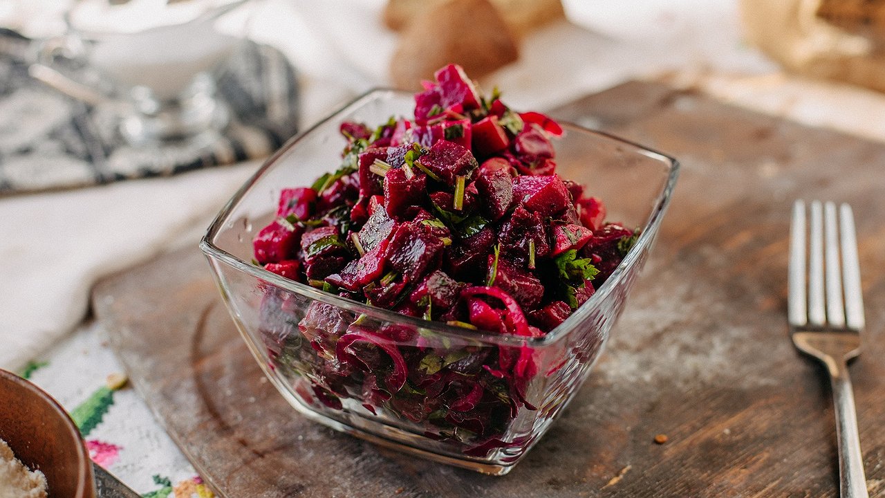 Главная картинка новости: Винегрет теперь в пролете: сытный и вкусный салат со свеклой — у домашних только за ушами трещит