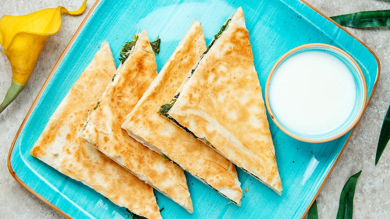 Главная картинка новости: Нужны лаваш и немного сыра – через 10 минут на столе гора отменной закуски: идеально под фильм