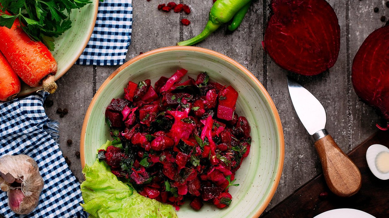 Главная картинка новости: Банальный винегрет в пролете: сытный и вкусный салат со свеклой — у домашних за ушами трещит