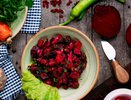 Банальный винегрет в пролете: сытный и вкусный салат со свеклой — у домашних за ушами трещит
